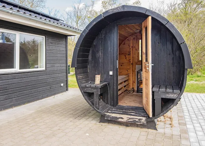 בית נופש Summer House With Pool, Sauna